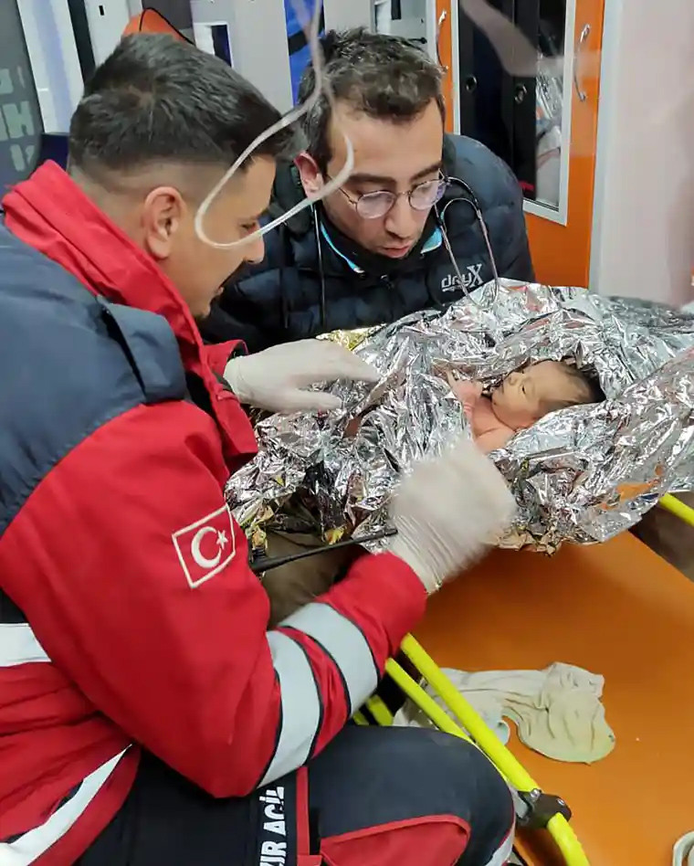 Bé Yagiz (10 ngày tuổi) được các nhân viên cứu hộ chăm sóc. (Ảnh: Anadolu Agency/Getty Images) Bé Yagiz (10 ngày tuổi) được các nhân viên cứu hộ chăm sóc. (Ảnh: Anadolu Agency/Getty Images)