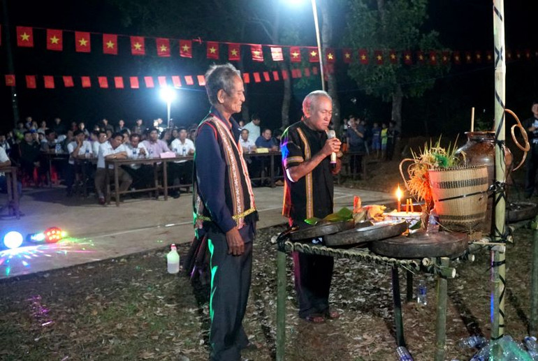 Già làng thực hiện nghi thức cúng Mừng lúa mới.