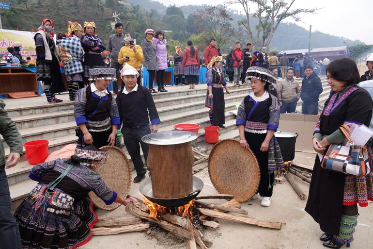 Chuẩn bị cho Hội thi Giã bánh Giày của xã Cao Phạ. (Ảnh: A Lù)