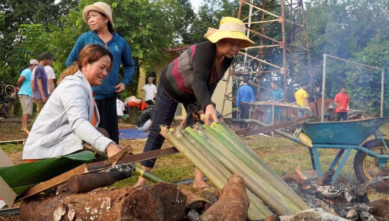 Đồng bào Xtiêng nấu cơm lam để chuẩn bị cho Lễ hội Mừng lúa mới.