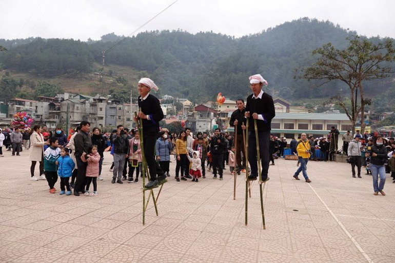 Hoạt động thể thao giữ gìn truyền thống tại Hội thi Giã bánh Giày. (Ảnh: A Lù)