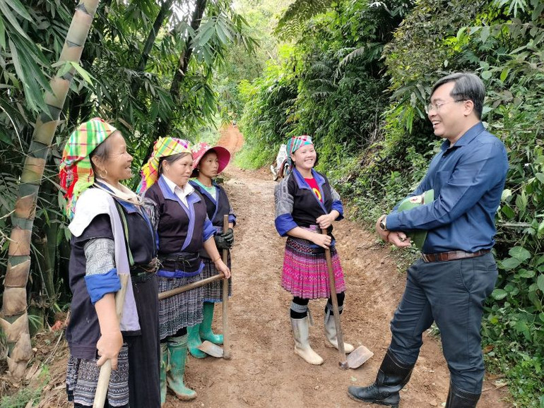 Bí thư Huyện ủy Mù Cang Chải Nông Việt Yên trao đổi với bà con nhân dân bản Dào Xa, xã Lao Chải.