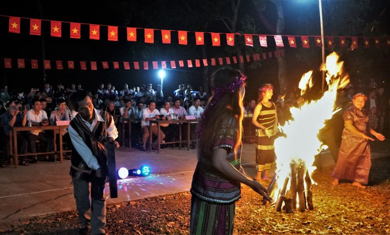 Đồng bào Xtiêng biểu diễn cồng chiêng và múa hát tại Lễ hội Mừng lúa mới.