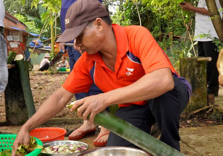 Trong lễ hội không thể thiếu món canh thục (nguyên liệu gồm: lá nhíp, đọt mây, cà đắng, da trâu nướng…) được nấu bằng ống lồ ô.