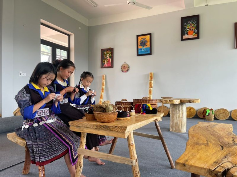 Giờ học trải nghiệm văn hóa dân tộc tại trường PTDT Bán trú TH&THCS Dế Xu Phình. (Ảnh: Thùy Nhung)