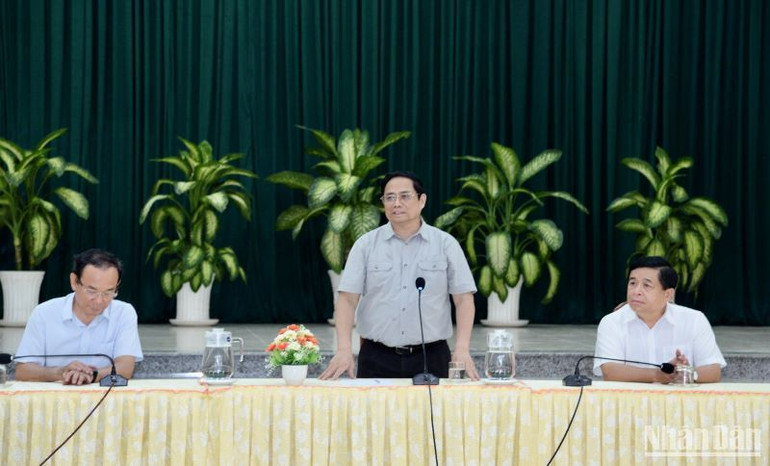 Thủ tướng Phạm Minh Chính phát biểu ý kiến tại buổi làm việc với các bộ, ngành, Thành phố Hồ Chí Minh tại trụ sở Ủy ban nhân dân huyện Cần Giờ.