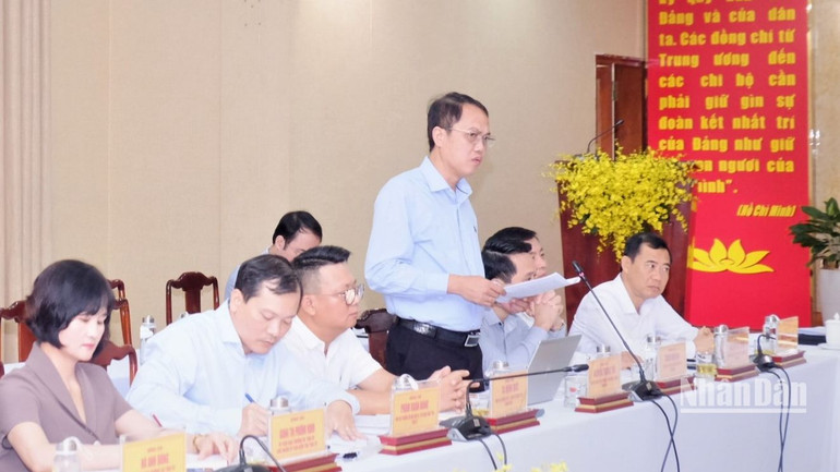 Các đồng chí trong đoàn kiểm tra phát biểu tại buổi làm việc với Ban Thường vụ Tỉnh ủy Bình Phước.