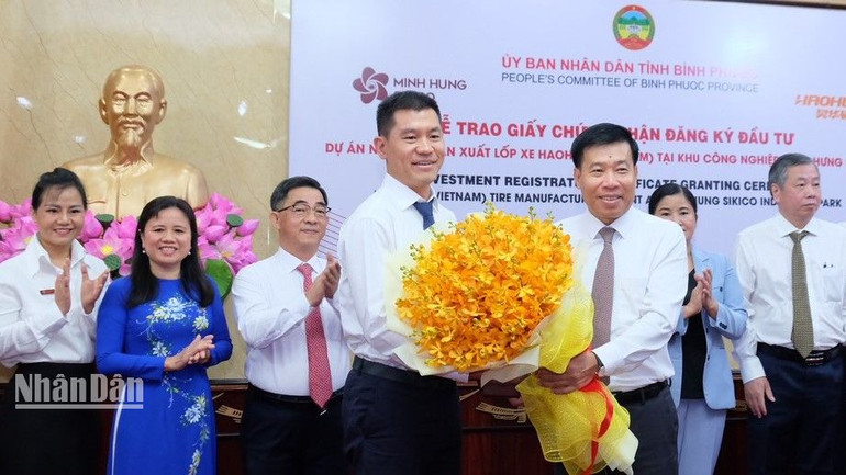 Bí thư Tỉnh ủy Bình Phước Nguyễn Mạnh Cường tặng hoa chúc mừng nhà đầu tư.