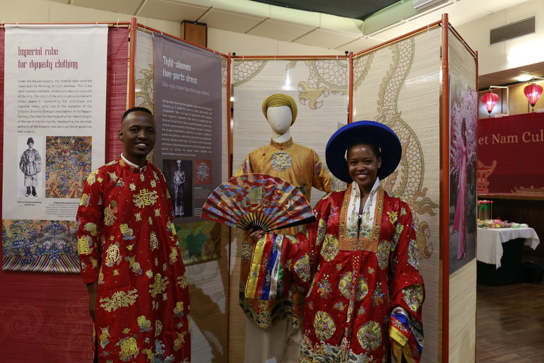 Bạn trẻ Nam Phi thích thú check-in với cổ phục Việt Nam.