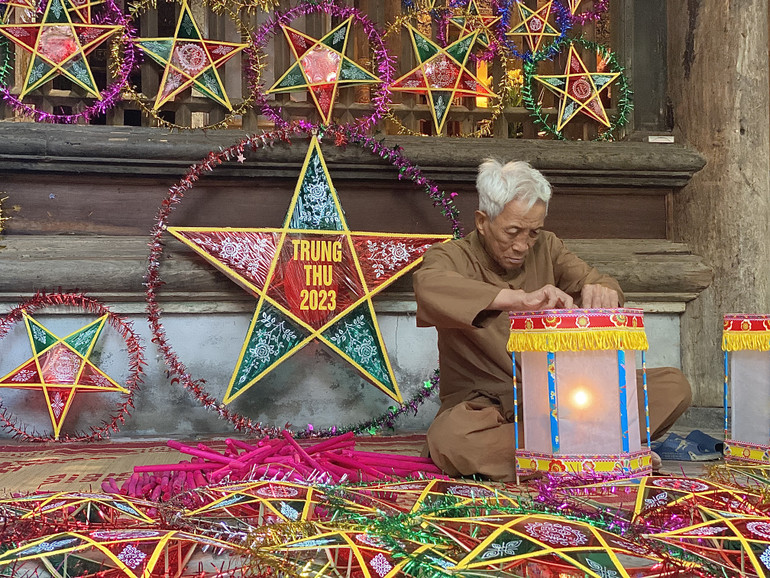 Nghệ nhân Ưu tú Nguyễn Văn Quyền hoàn thành một chiếc đèn kéo quân.