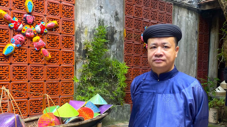 Hoạ sĩ, nhà nghiên cứu mỹ thuật Nguyễn Đức Bình cùng Câu lạc bộ Đình làng Việt ủng hộ và phối hợp dự án "Trường làng trong phố" tại một số sự kiện.