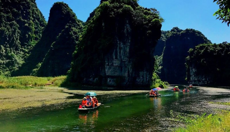 Ninh Bình là một điểm đến thiên nhiên, văn hóa hấp dẫn du khách trong và ngoài nước. (Ảnh: Mỹ Hạnh)