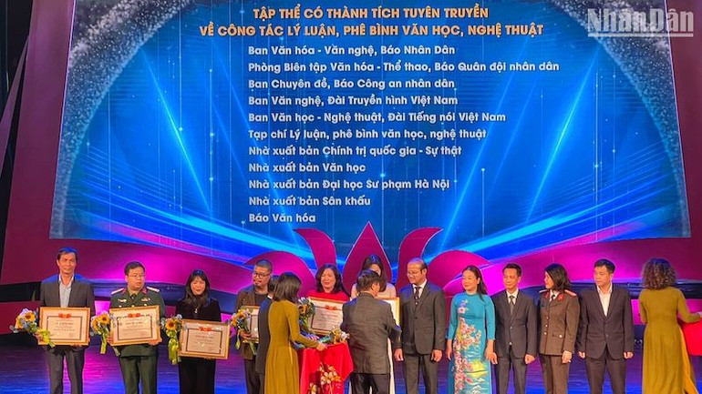 Đại diện các đơn vị nhận tặng thưởng vì có nhiều đóng góp cho hoạt động lý luận, phê bình văn học, nghệ thuật năm 2022