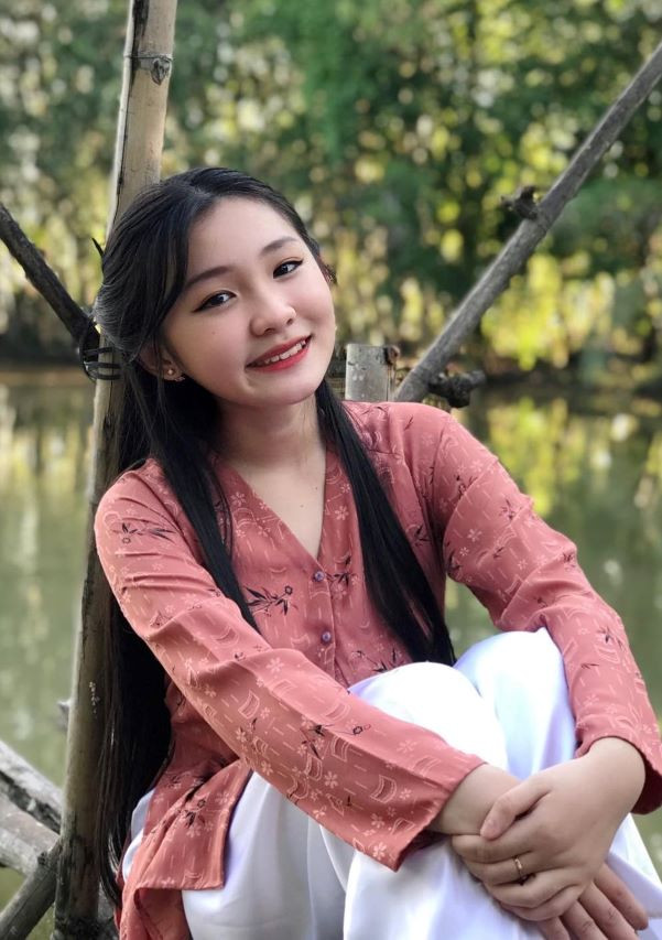 “Cô bé mê dân ca” Dương Nghi Đình (quê Long An) được khán giả biết đến và yêu mến qua các ca khúc mang âm hưởng dân ca Nam Bộ như: Em đi trên cỏ non, Bài ca đất phương Nam, Bún riêu cua đồng, Chị Hai... (Ảnh: Facebook nhân vật)