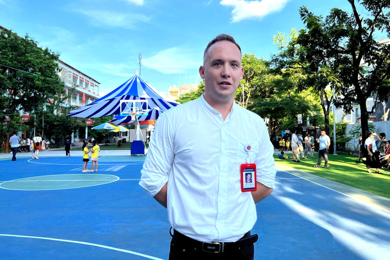 Anh Stephen Cook, giáo viên người Anh sống và làm việc 7 năm tại Hà Nội, cho biết Vu Lan là một ngày lễ rất đẹp, rất xúc động của người Việt mà anh có cơ hội quan sát, tham dự.