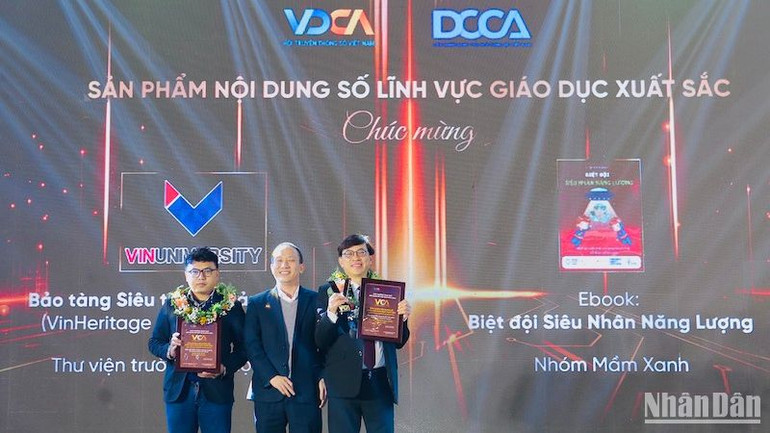 Chủ tịch Liên minh Sáng tạo Nội dung số Việt Nam Tạ Mạnh Hoàng (đứng giữa) trao giải cho hai sản phẩm nội dung số giáo dục xuất sắc. Chủ tịch Liên minh Sáng tạo Nội dung số Việt Nam Tạ Mạnh Hoàng (đứng giữa) trao giải cho hai sản phẩm nội dung số giáo dục xuất sắc.