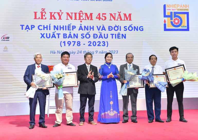 Các phóng viên, biên tập viên Tạp chí Nhiếp ảnh và Đời sống nhận Bằng khen của Hội Nghệ sĩ Nhiếp ảnh Việt Nam.