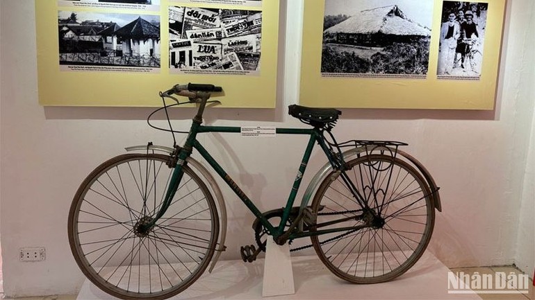 Chiếc xe đạp được Đại tướng sử dụng khi hoạt động ở chiến khu Việt Bắc. Chiếc xe đạp được Đại tướng sử dụng khi hoạt động ở chiến khu Việt Bắc.