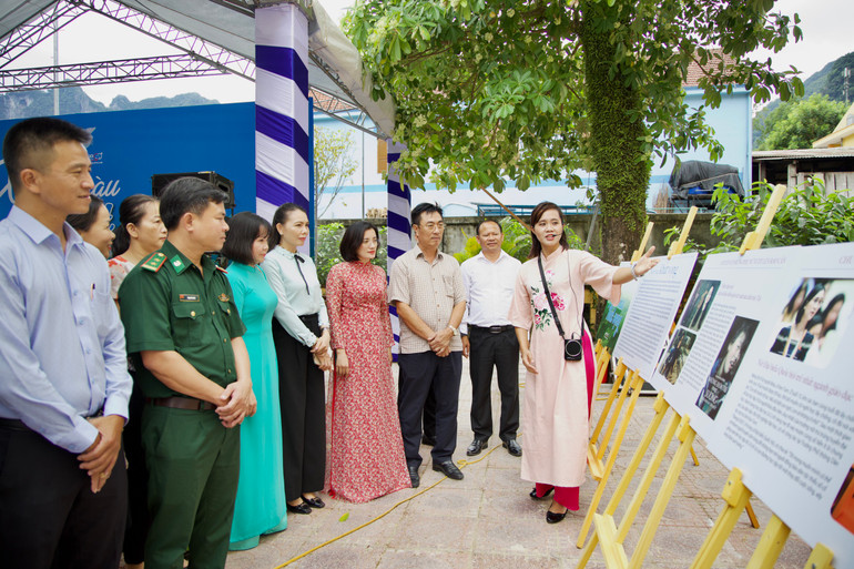 Triển lãm "Xanh màu khát vọng" trưng bày hình ảnh và tư liệu theo nhiều chủ đề. (Ảnh: Bảo tàng Phụ nữ Việt Nam)