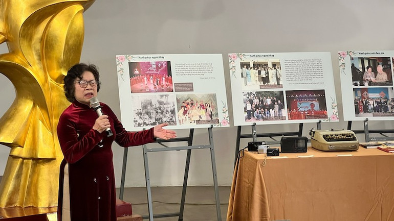 Nhà giáo Nguyễn Thị Mỹ Dung giới thiệu những hiện vật gắn với cuộc đời, sự nghiệp của mình.