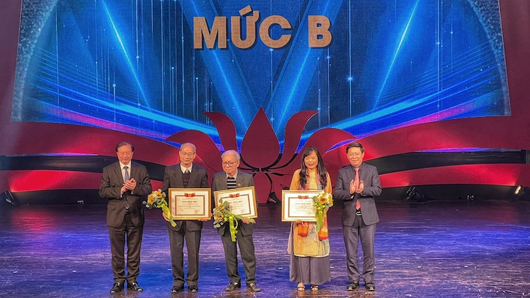 Các tác giả nhận thưởng mức B tại buổi lễ