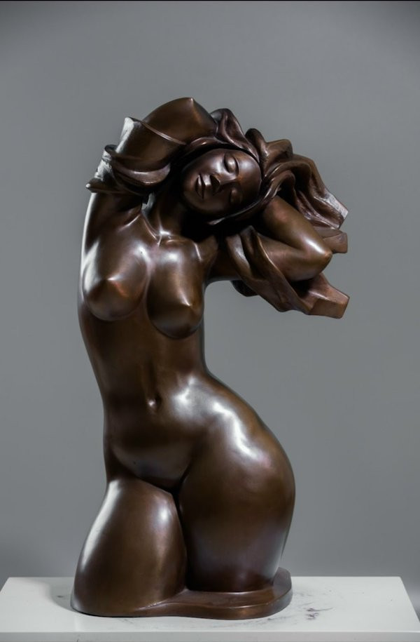 Gió mùa (đúc đồng) - Lưu Thanh Lan. (Ảnh: Ban tổ chức cung cấp)