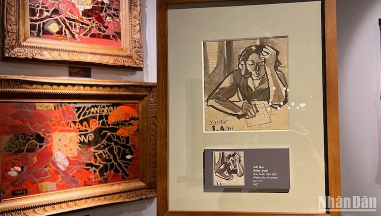 Bên cạnh những tác phẩm khổ lớn, triển lãm cũng giới thiệu một số tác phẩm kích thước nhỏ, độc đáo của cố họa sĩ, như bức "Viết thư" (màu nước trên giấy, 6x7cm, sáng tác năm 1967).