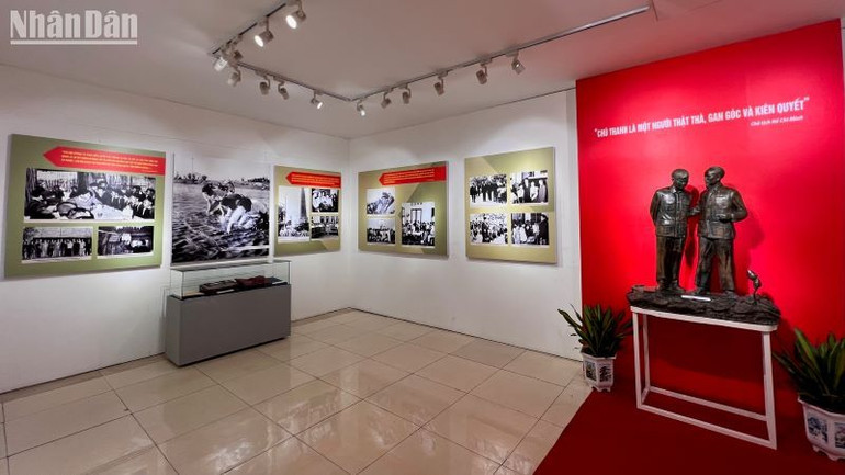 Không gian triển lãm trưng bày gần 200 hiện vật, hình ảnh quý. Không gian triển lãm trưng bày gần 200 hiện vật, hình ảnh quý.