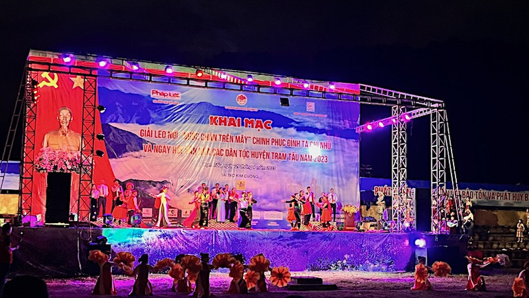 Các tiết mục văn nghệ đậm đà bản sắc 11 dân tộc anh em sinh sống trên địa bàn huyện Trạm Tấu, tỉnh Yên Bái.