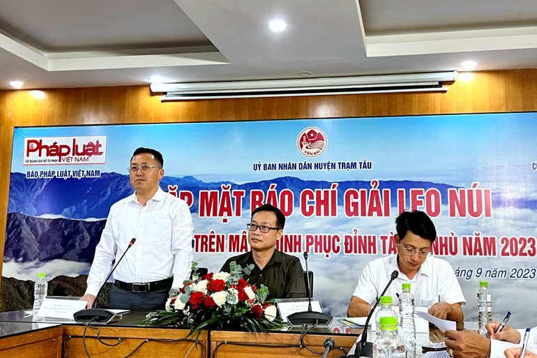 Đại diện Ban tổ chức cung cấp thông tin về giải.