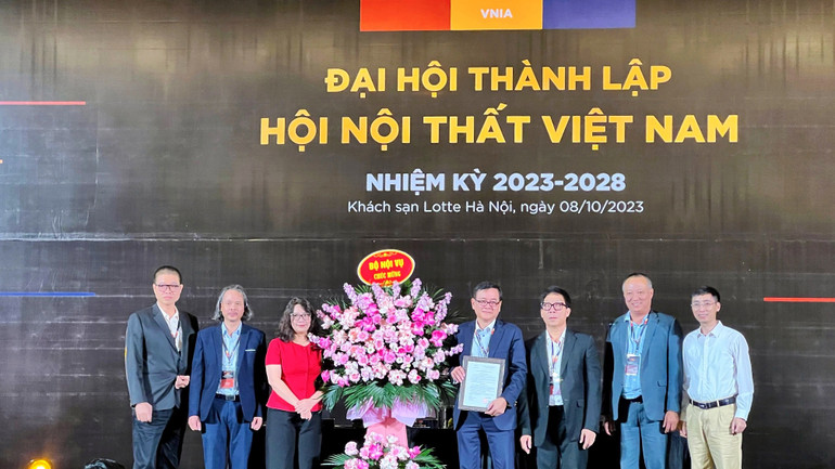 Đại diện Bộ Nội vụ công bố và trao Quyết định cho phép thành lập Hội Nội thất Việt Nam.