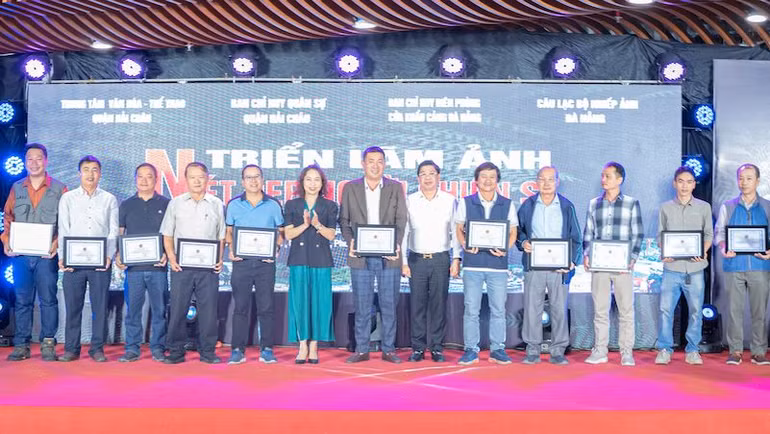 Các nhiếp ảnh gia có tác phẩm tại triển lãm được Ban Tổ chức biểu dương, ghi nhận. (Ảnh: Nguyễn Hiệp) Các nhiếp ảnh gia có tác phẩm tại triển lãm được Ban Tổ chức biểu dương, ghi nhận. (Ảnh: Nguyễn Hiệp)