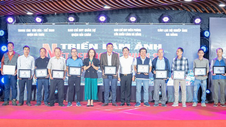 Các nhiếp ảnh gia có tác phẩm tại triển lãm được Ban Tổ chức biểu dương, ghi nhận. (Ảnh: Nguyễn Hiệp)