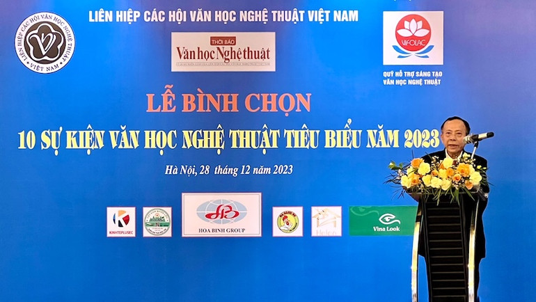 Tổng Biên tập Thời báo Văn học nghệ thuật Hoàng Dự phát biểu mở đầu chương trình.