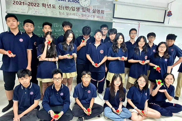 Học sinh thực hành cắt dán bông hồng để tặng cha mẹ.