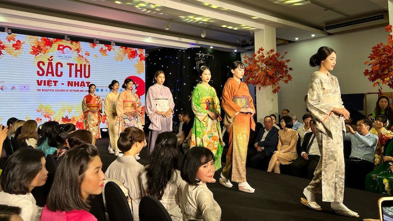 Bộ sưu tập kimono "Bốn mùa Nhật Bản". Bộ sưu tập kimono "Bốn mùa Nhật Bản".