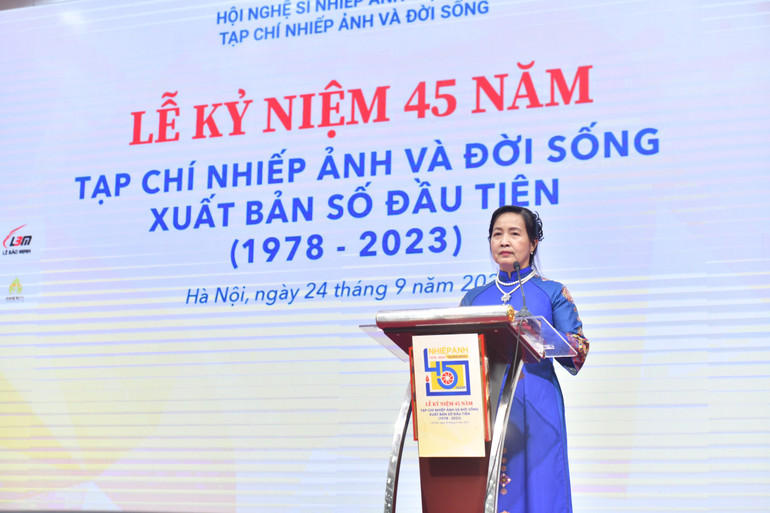 Chủ tịch Hội Nghệ sĩ Nhiếp ảnh VIệt Nam Trần Thị Thu Đông phát biểu.