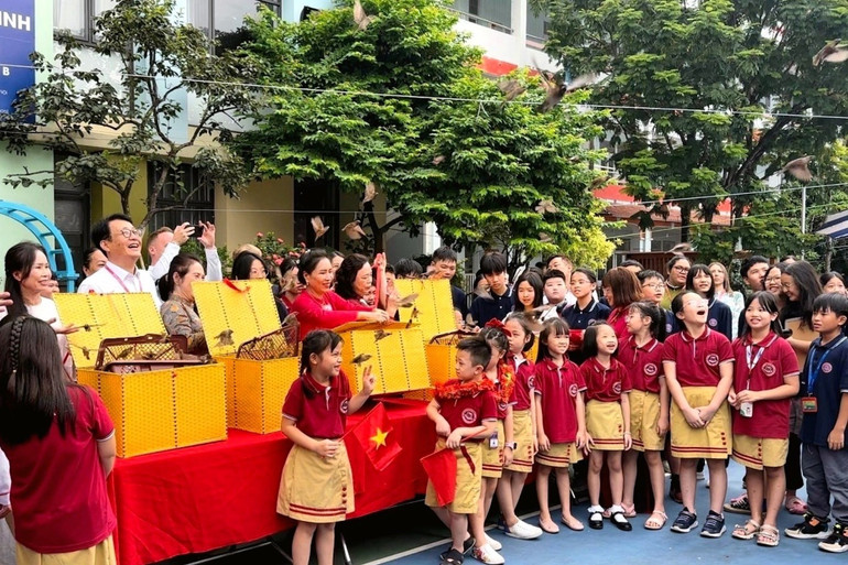 Học sinh tiểu học thích thú khi được tham gia hoạt động thả chim sẻ trong nền nhạc “We are the world”