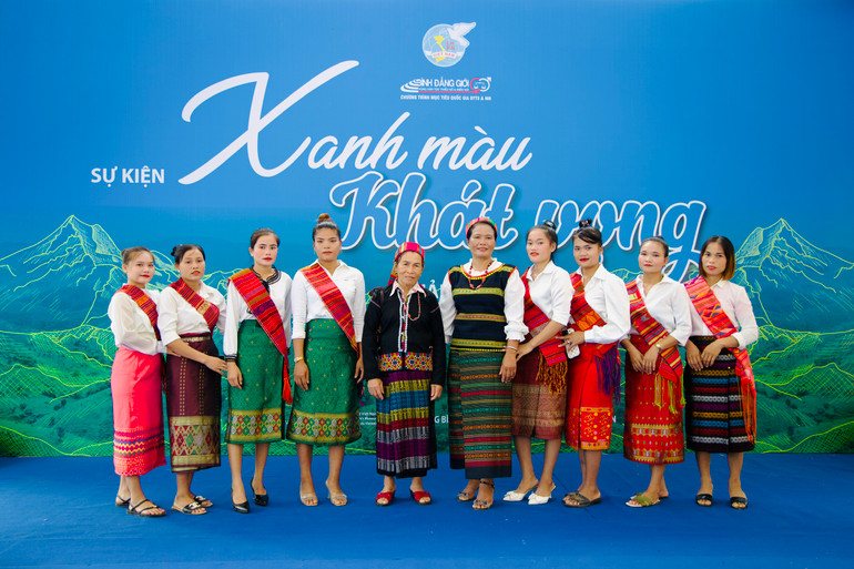 Phụ nữ dân tộc thiểu số ở xã Trường Sơn tích cực tham gia các mô hình của Dự án thành phần số 8. (Ảnh: Bảo tàng Phụ nữ Việt Nam)