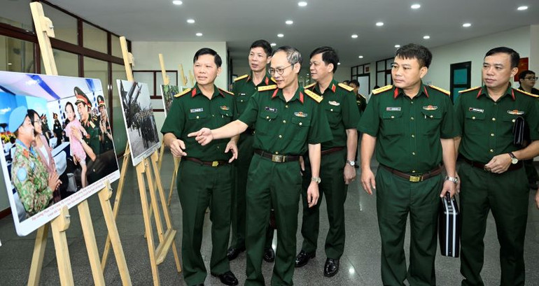 Các đại biểu tham quan triển lãm ảnh trong khuôn khổ sự kiện. (Ảnh: Trường Giang)