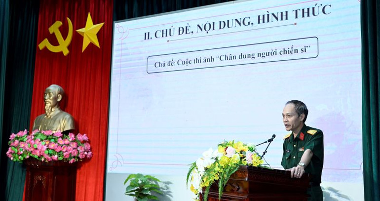 Đại tá Lê Ngọc Long giới thiệu về chủ đề và cách thức dự thi. (Ảnh: Trường Giang)
