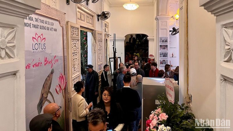 Triển lãm tranh của cố họa sĩ Nguyễn Ngọc Thọ được tổ chức tại Không gian văn hóa Việt (16 Lê Thái Tổ, quận Hoàn Kiếm, Hà Nội) và thu hút rất đông khách tham quan trong buổi khai mạc.