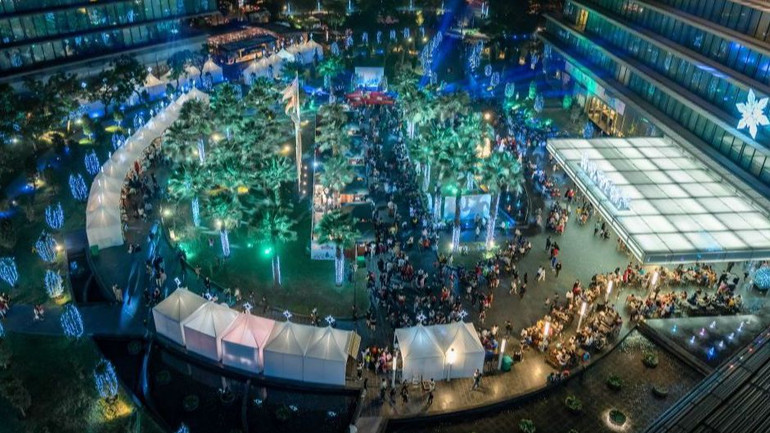 "Ngôi làng Giáng sinh 2022" tái hiện một phiên chợ Giáng sinh châu Âu giữa lòng Hà Nội. (Ảnh: JW Marriott Hà Nội)