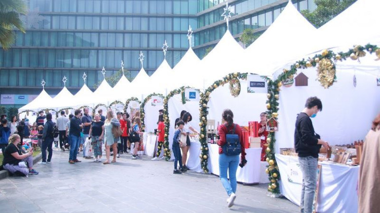 Các gian hàng đậm chất Giáng sinh là điểm hẹn thú vị du khách, người dân và cộng đồng người nước ngoài sinh sống tại Hà Nội. (Ảnh: JW Marriott Hà Nội)