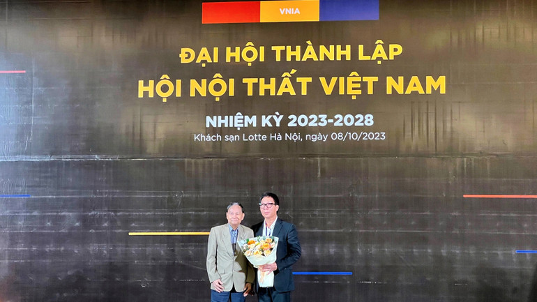 Kiến trúc sư Lê Trương (bên phải) được bầu là Chủ tịch Hội Nội thất Việt Nam nhiệm kỳ 2023-2028.