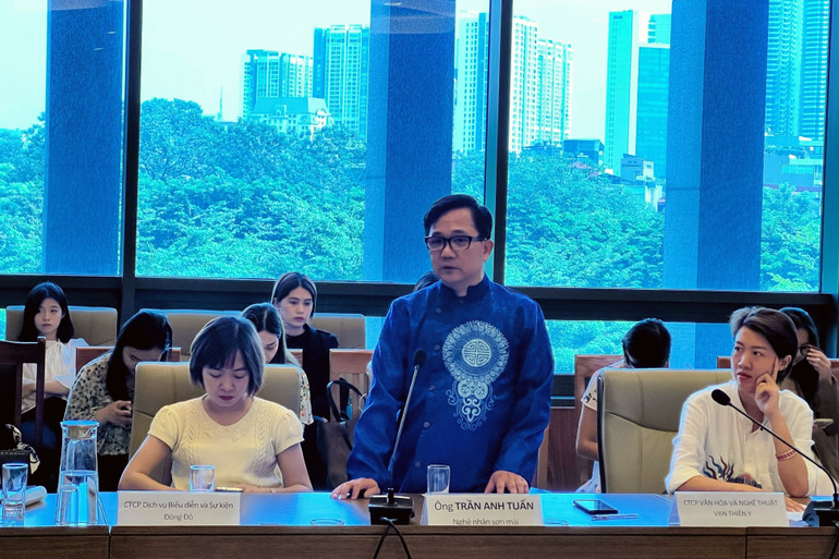 Hoạ sĩ Trần Anh Tuấn là một chuyên gia trong lĩnh vực sơn mài, có kinh nghiệm lâu năm trong giảng dạy và trao đổi văn hóa quốc tế.