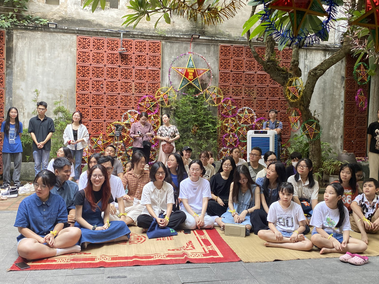Các học viên trẻ chăm chú lắng nghe chuyện kể về nguồn gốc, ý nghĩa đèn ông sao và một số đồ chơi dân gian truyền thống