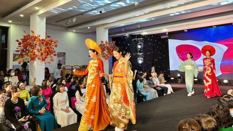 Các người mẫu trình diễn song song áo dài và kimono, tượng trưng cho truyền thống đồng hành và gắn bó chặt chẽ của Việt Nam và Nhật Bản. Các người mẫu trình diễn song song áo dài và kimono, tượng trưng cho truyền thống đồng hành và gắn bó chặt chẽ của Việt Nam và Nhật Bản.