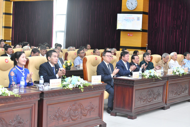 Các đại biểu dự lễ kỷ niệm.