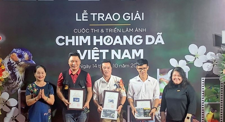 Ban tổ chức trao 3 giải ba cho các tác giả. Ảnh: Kim Liên